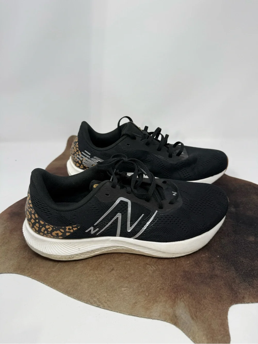 EUC New Balance Women's DynaSoft Pro Run V2 running shoes Sz 11 (GEFIOD)